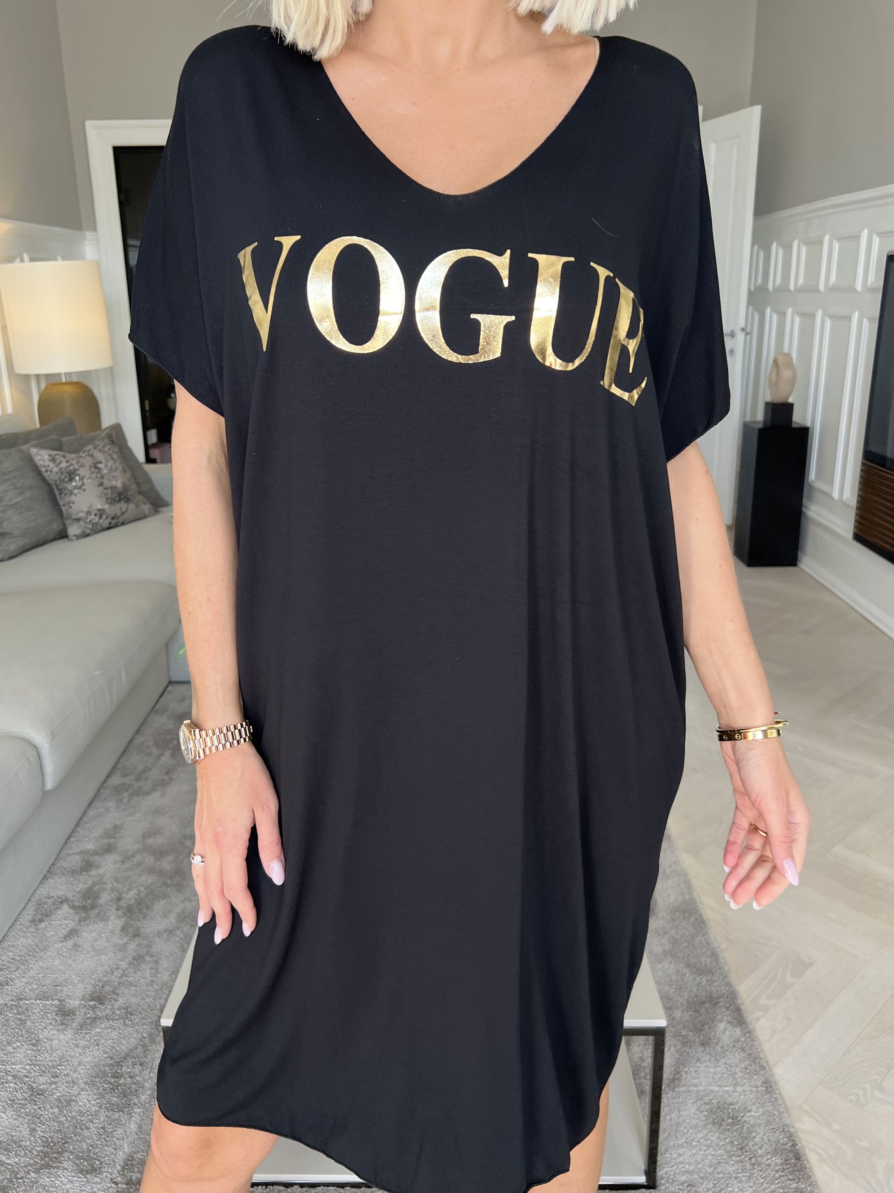 Vogue - Oversized t-shirt klänning i viskos med guldtryck